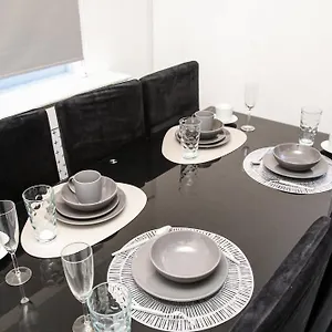  Apartment Newly Refurbished 3 Bedroom House Close To Central